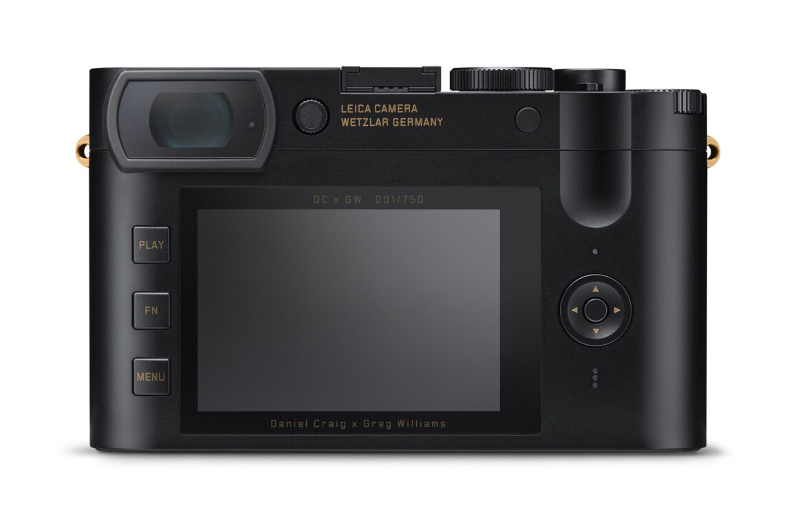 Rückseite der Leica Q2 "Daniel Craig x Greg Williams" mit Sucher und Display