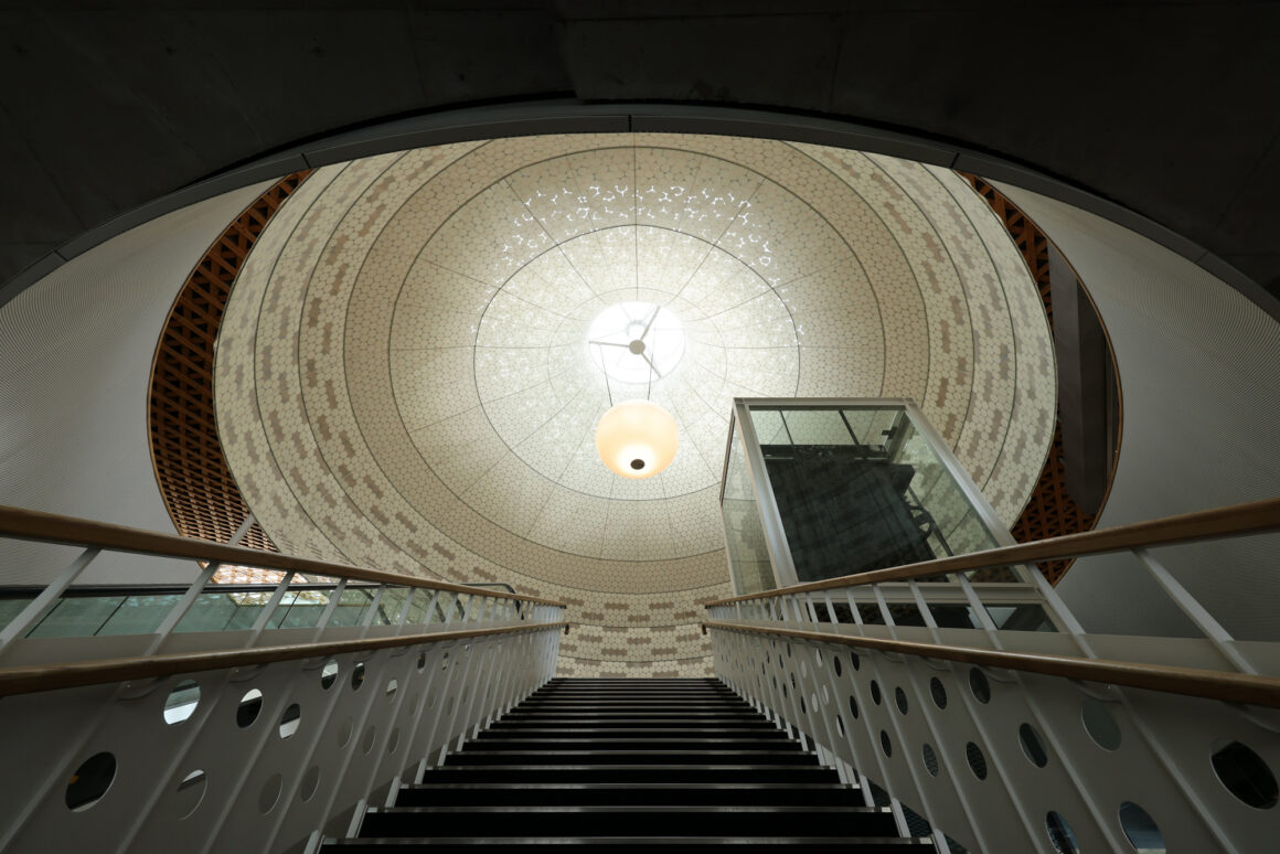 Symmetrische Innenaufnahme mit Kuppel und Treppe fotografiert mit dem Canon RF 14-35mm f/4 L IS USM