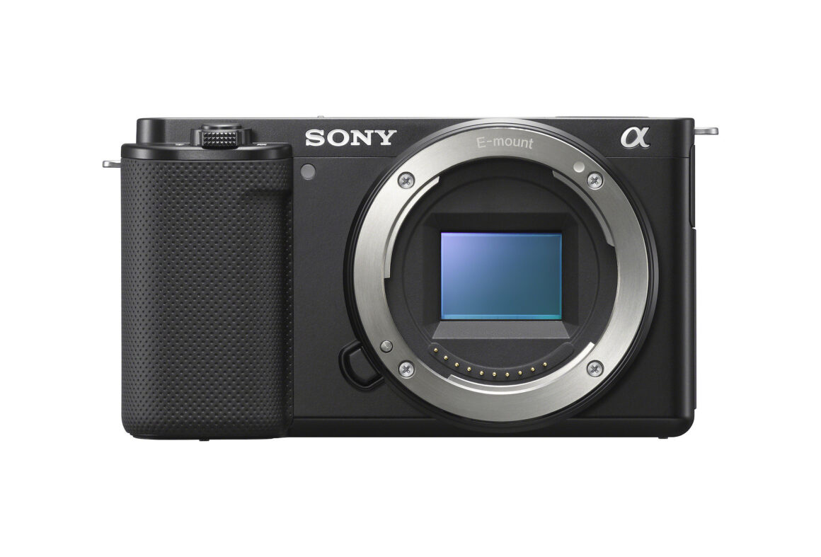 Sony ZV-E10 in der Frontansicht mit E-Mount Bajonett und APS-C-Bildsensor