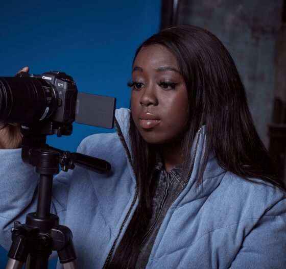 Junge Frau fotografiert mit EOS DSLM - Symbolbild für das Canon Student Development Programme 2021