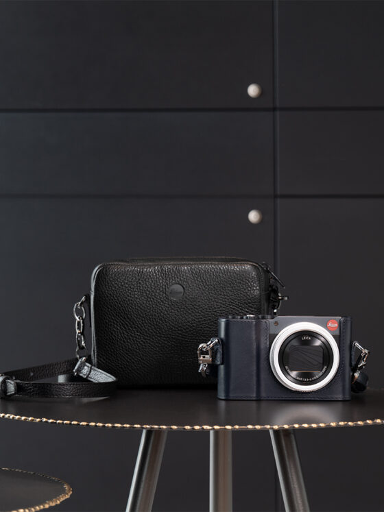 Leica C Lux Style Kit mit Kamera und Protektor in Midnight-Blue und schwarzer Umhängetasche
