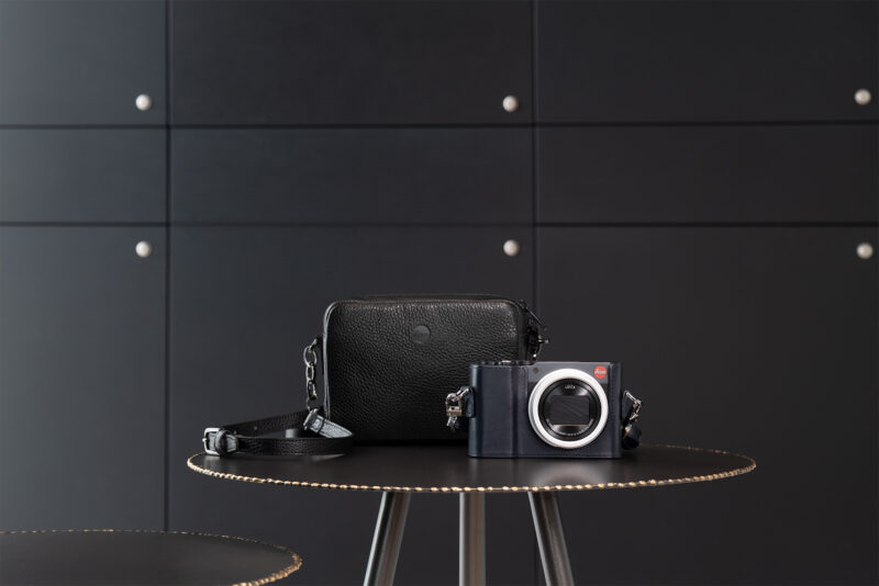 Leica C Lux Style Kit mit Kamera und Protektor in Midnight-Blue und schwarzer Umhängetasche