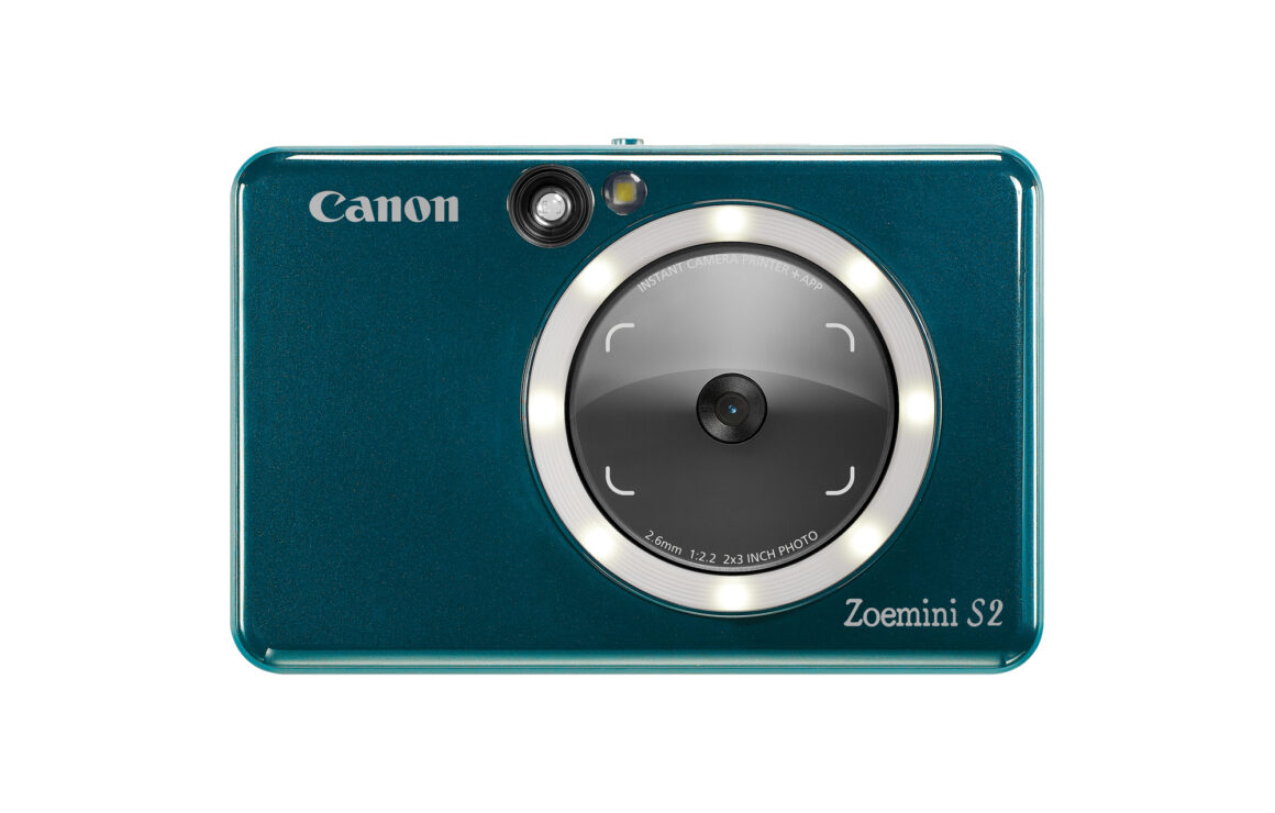 Die Vorderseite der Canon Zoemini S2 mit Objektiv, Selfie-Spiegel, Ringlicht, Blitz und Sucher