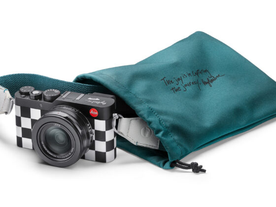 Das komplette Set der Leica D-Lux 7 Vans x Ray Barbee Edition mit Kamera, Kameragurt und Dust Bag