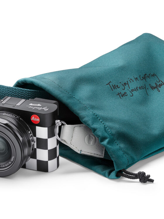 Das komplette Set der Leica D-Lux 7 Vans x Ray Barbee Edition mit Kamera, Kameragurt und Dust Bag