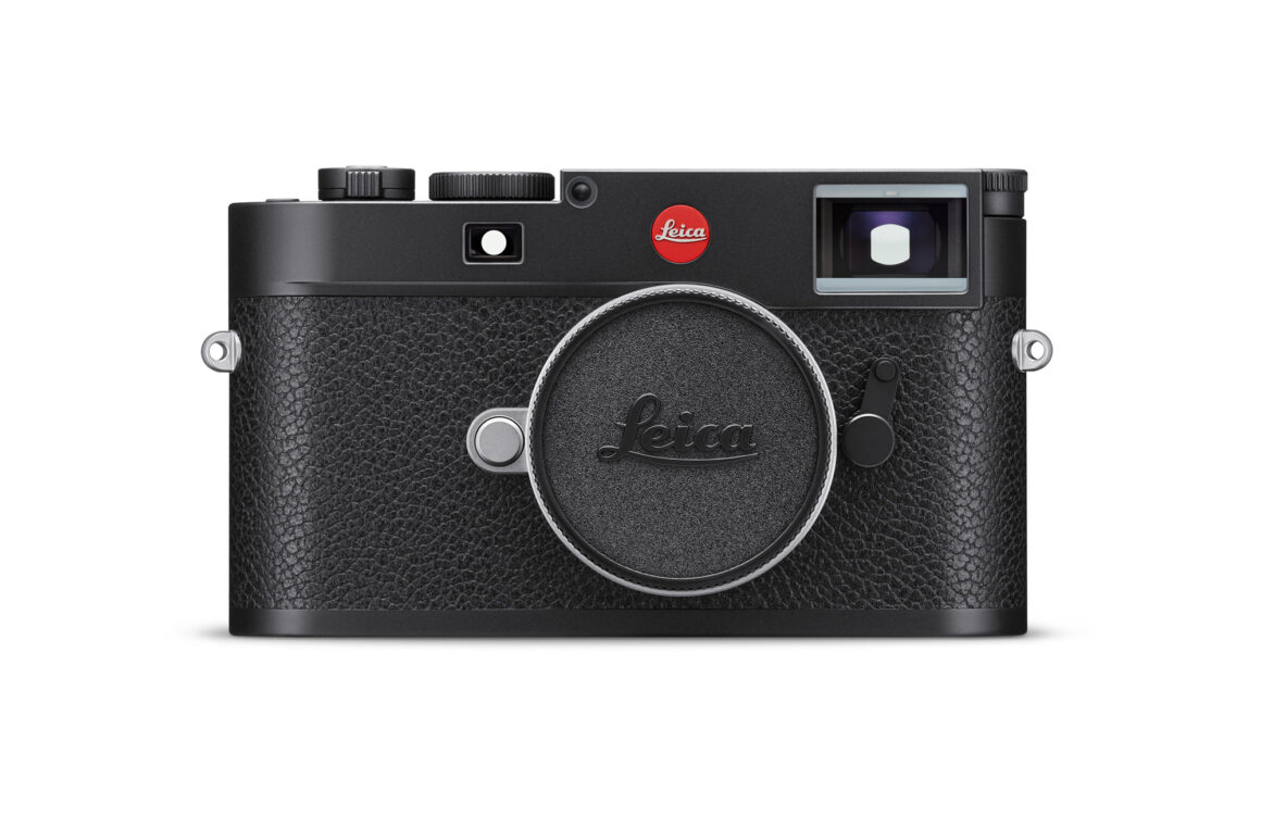 Die Vorderansicht der Leica M11 zeigt das typische Gehäusedesign der M-Serie mit rotem Leica-Logo