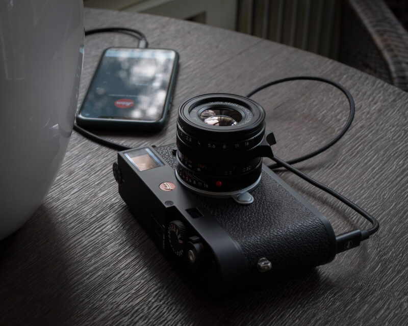 Die Leica M11 lässt sich mittels Kabel direkt mit dem iPhone oder iPad verbinden