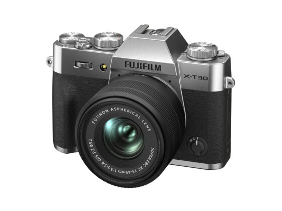 Die Fujifilm X-T30 II mit silbernem Gehäuse und Fujinon XC 15-45mm f/3.5-5.6 OIS PZ