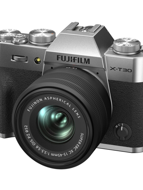 Die Fujifilm X-T30 II mit silbernem Gehäuse und Fujinon XC 15-45mm f/3.5-5.6 OIS PZ