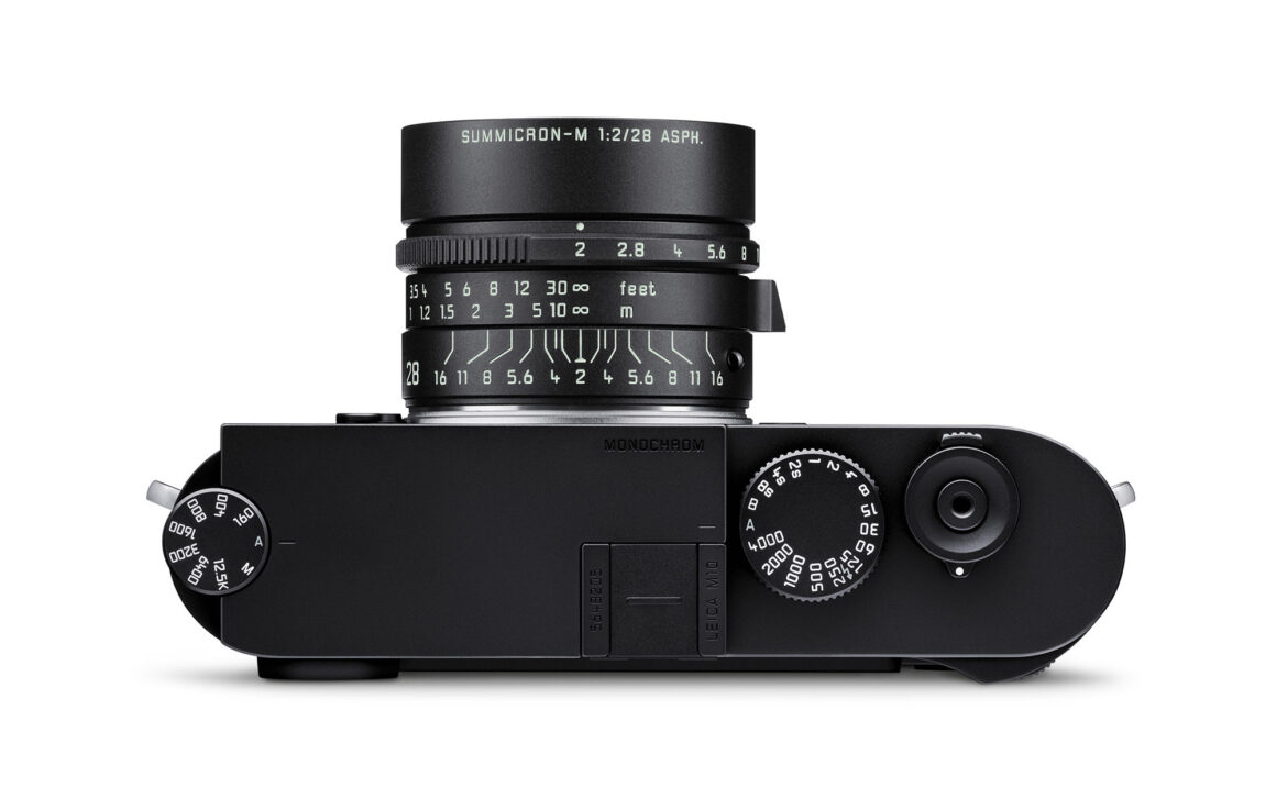 Das Leica Summicron M 28mm f/2 Asph. in Mattschwarz an einer Leica M Monochrom