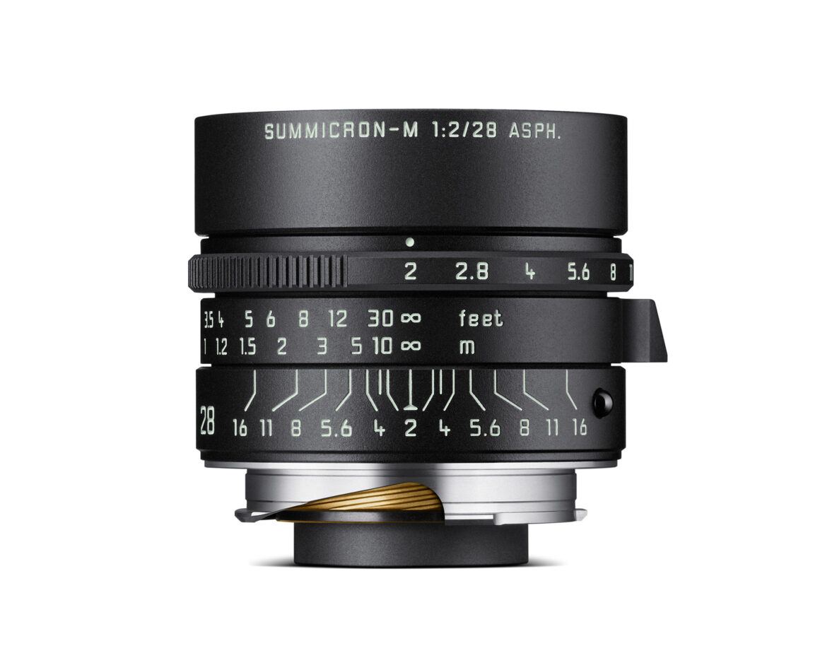 Das Leica Summicron M 28mm f/2 Asph. in Mattschwarz besitzt eine integrierte Gegenlichtblende