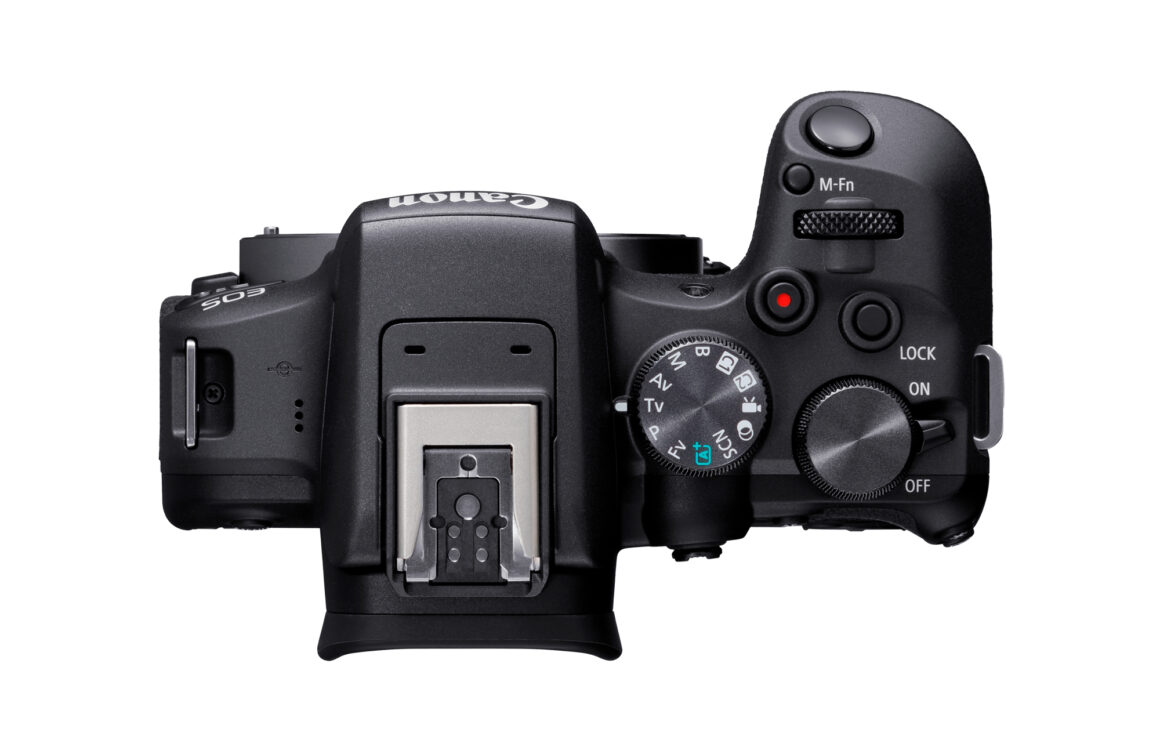 Draufsicht der Canon EOS R10 mit Blitzschuh und Bedienelementen