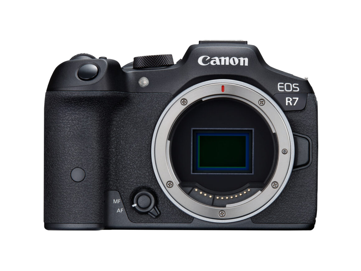 Vorderseite der Canon EOS R7 mit RF-Bajonett und APS-C-CMOS