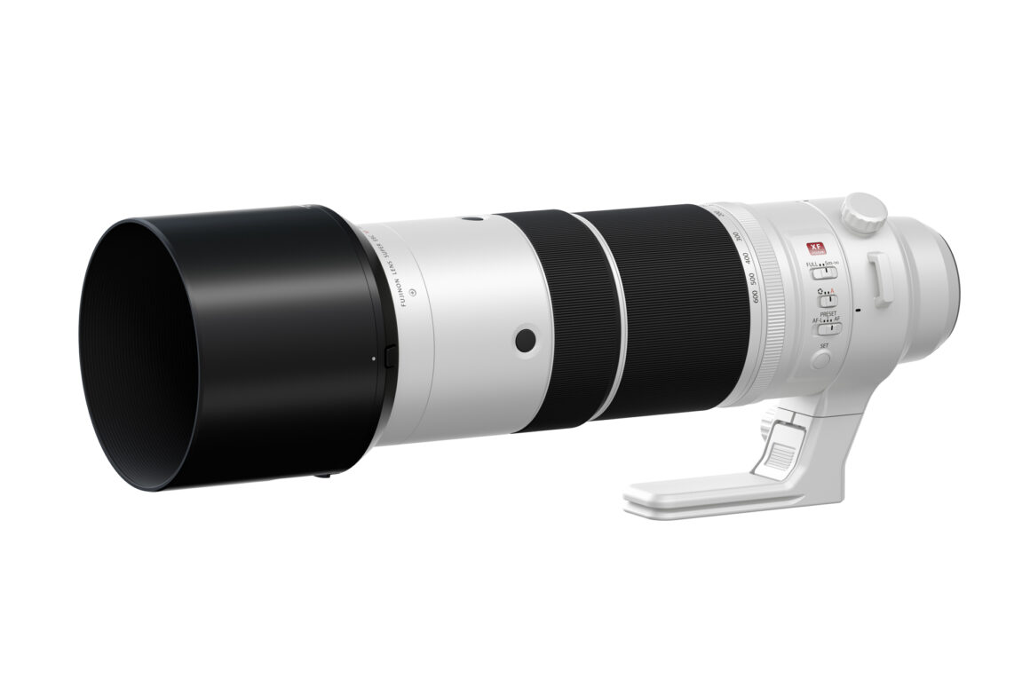 Das Fujifilm Fujinon XF 150-600mm f/5.6-8 R LM OIS WR mit montierter Gegenlichtblende