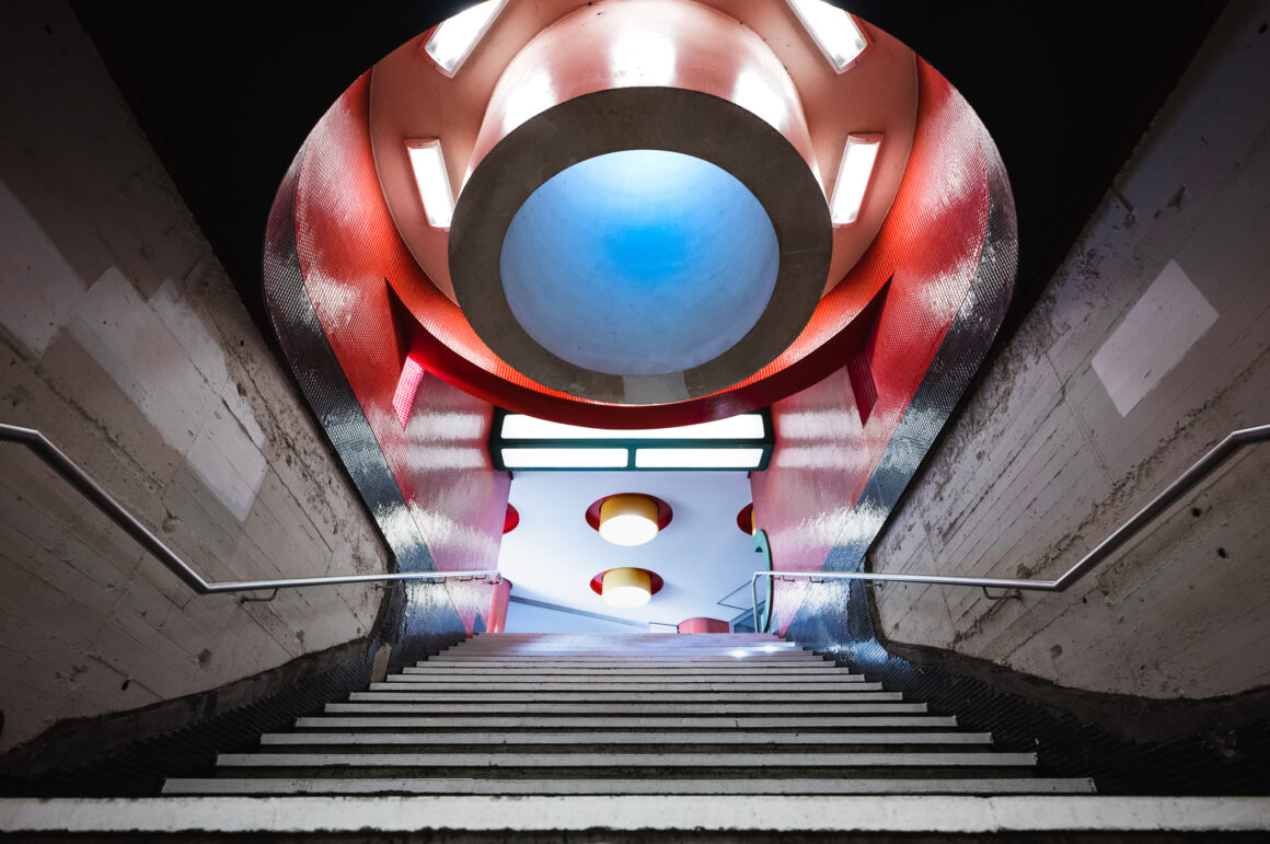 Treppenaufgang einer Bahnstation fotografiert mit dem Sigma 16-28mm f/2.8 DG DN Contemporary