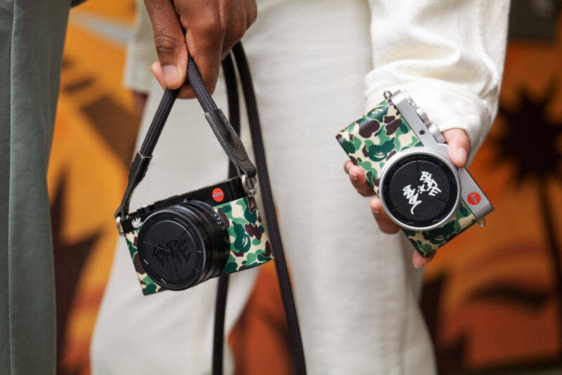 Die beiden Farbvarianten der Leica D-Lux 7 „A BATHING APE® X STASH“ Limited Edition