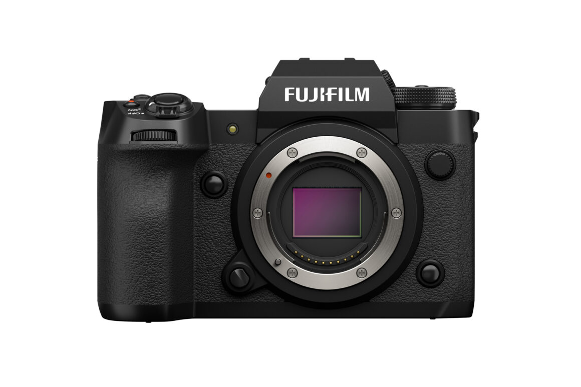 Vorderansicht der Fujifilm X-H2 mit X-Mount und Blick auf den APS-C-Sensor