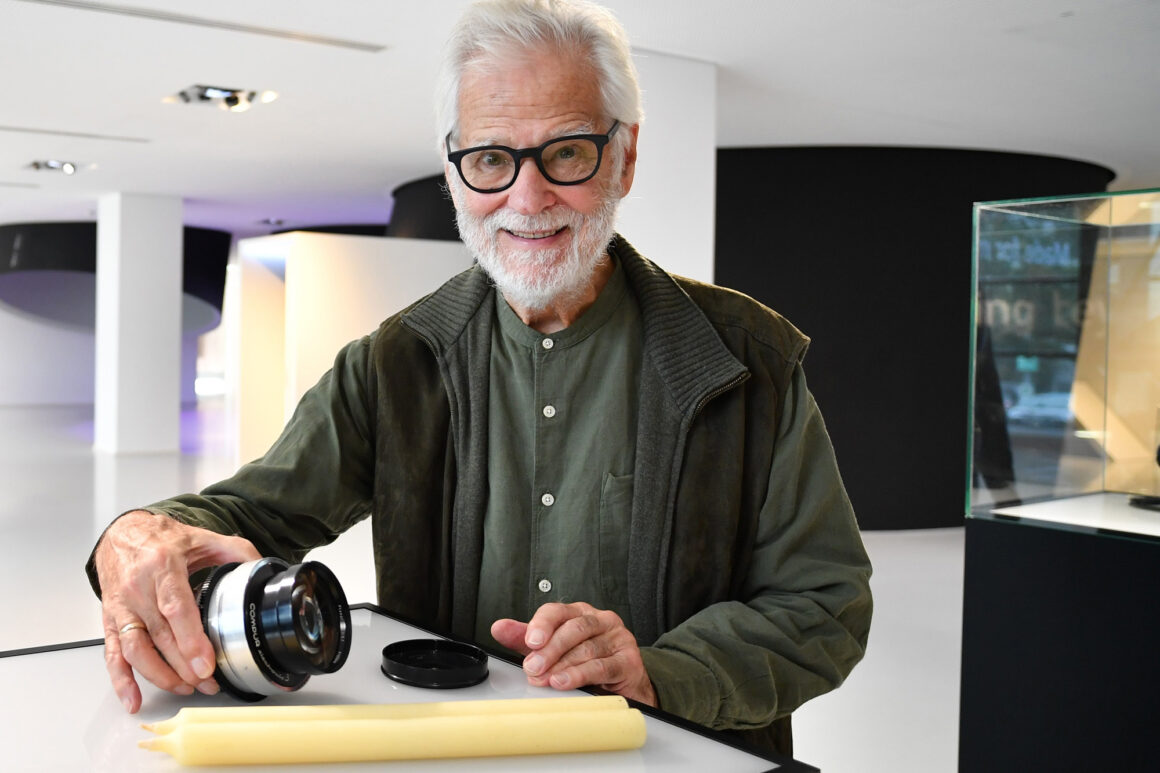Produzent Jan Harlan bei der Übergabe des Zeiss Planar 50mm f/0.7 an das Zeiss Museum der Optik © Zeiss