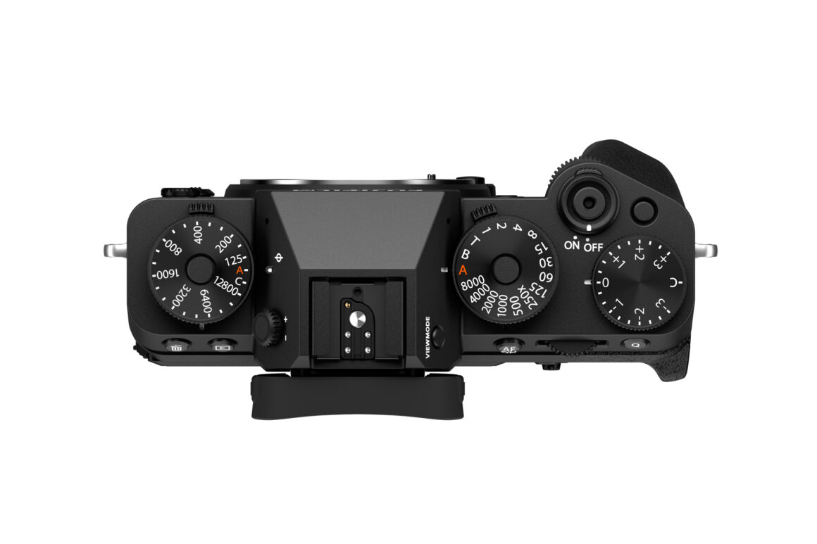 Die Fujifilm X-T5 besitzt Einstellräder für ISO-Empfindlichkeit, Belichtungszeit und -Korrektur
