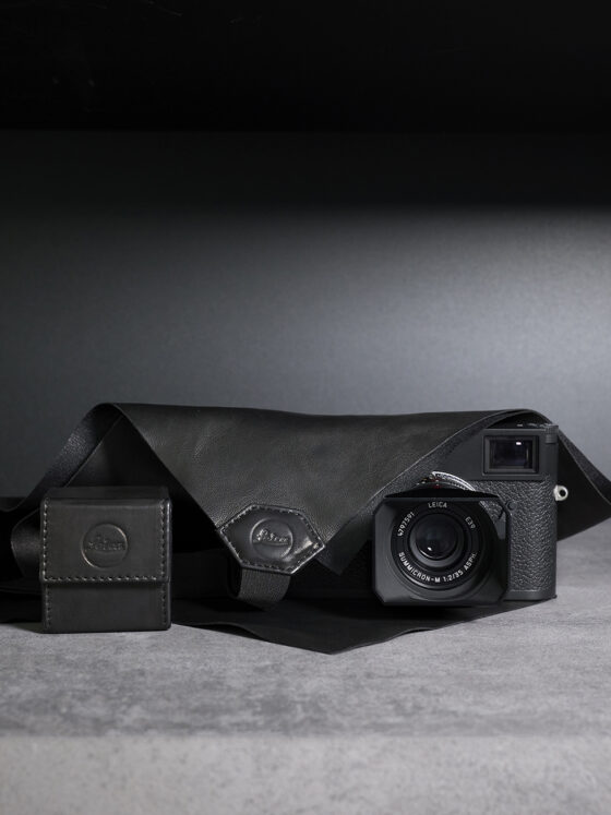 Mit dem Einschlagtuch und dem Visoflex 2 Etui präsentiert Leica zwei hochwertige Leder-Accessoires
