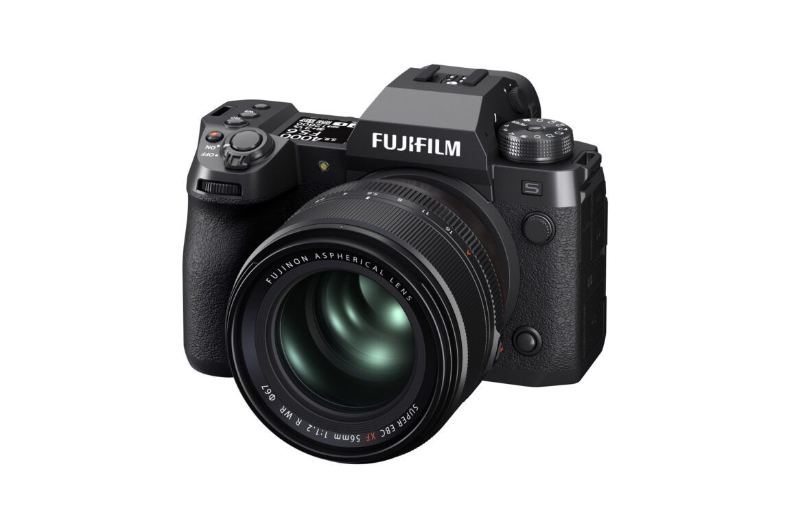 Das Fujinon XF 56mm f/1.2 R WR an einer spiegellosen Fujifilm X-H2S Systemkamera © Fujifilm