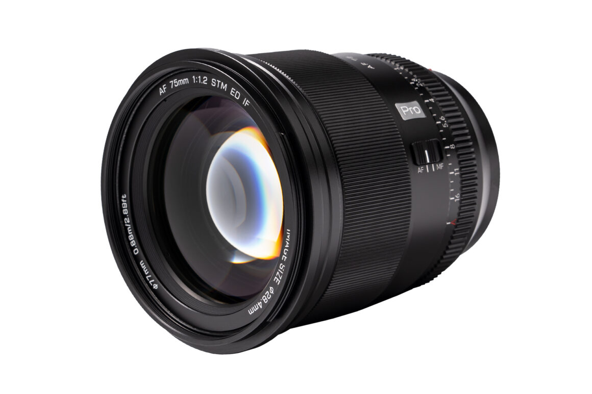 Das Viltrox AF 75mm f/1.2 XF Pro verfügt über Fokusring, Blendenring und AF/MF-Schalter