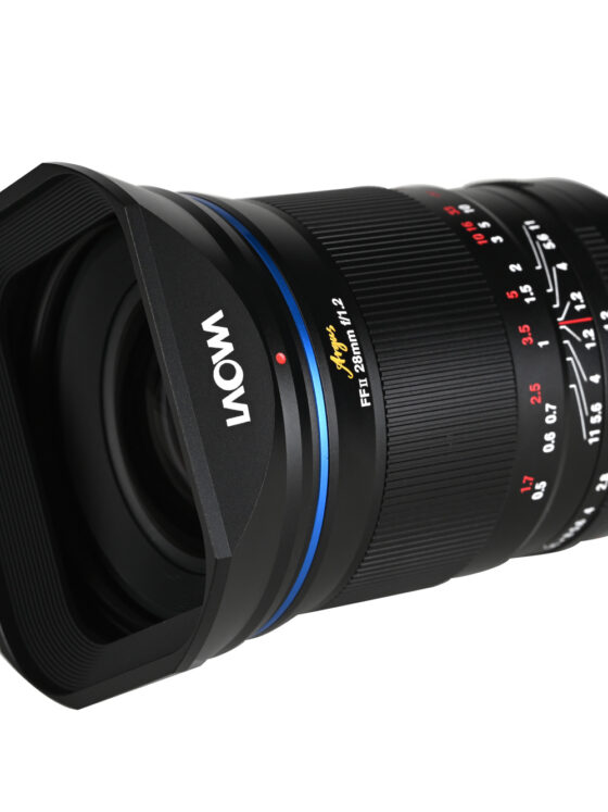 Das neue Laowa Argus 28mm f/1.2 FF mit aufgesetzter Gegenlichtblende