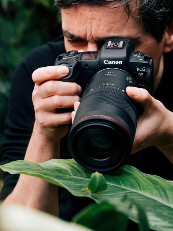 Fotograf mit einer Canon EOS R5 und dem Makroobjektiv Canon RF 100mm f/2.8 L Macro IS USM