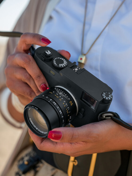 Das Leica Summilux-M 50mm f/1.4 Asph. in schwarz an der Leica M11 Monochrom