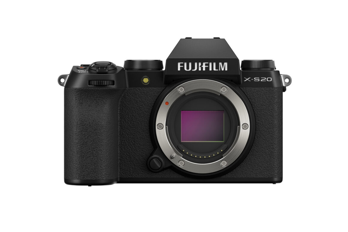 Vorderansicht der Fujifilm X-S20 mit Blick auf den APS-C-Bildsensor