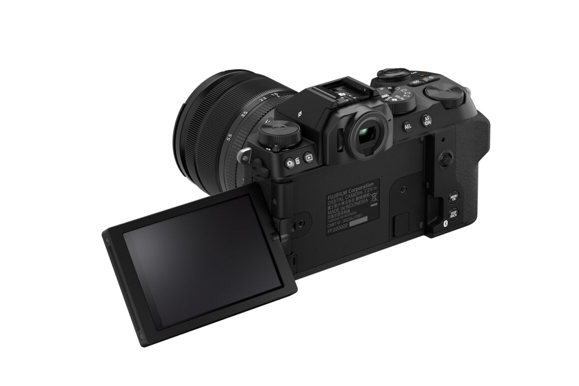 Rückansicht der Fujifilm X-S20 mit ausgeklapptem Touchdisplay