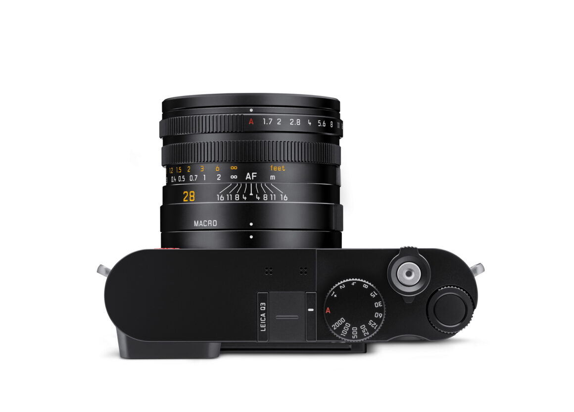 Oberseite der Leica Q3 mit Summilux 28mm f/1.7 ASPH.