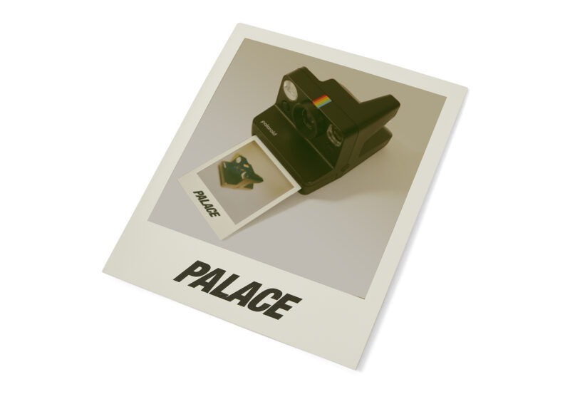 Die Polaroid x Palace kommt mit limitiertem i-Type Sofortbildfilm mit Markenlogo