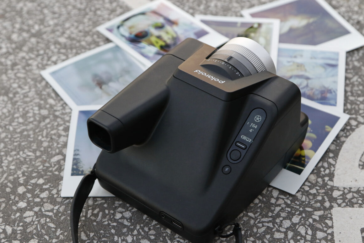 Rückseite der Polaroid I-2 mit Statusdisplay im Blendenmodus, unten die USB-C- und Klinkenbuchse