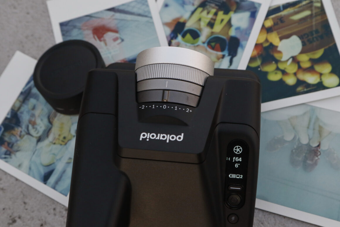 Oberseite der Polaroid I-2 mit einstellrädern für Belichtungskorrektur und Verschlusszeit/Blende